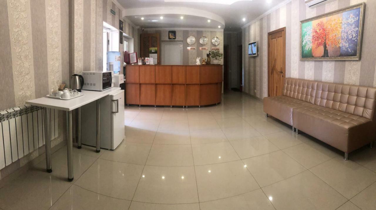 Veles Hotel Бровари Екстериор снимка