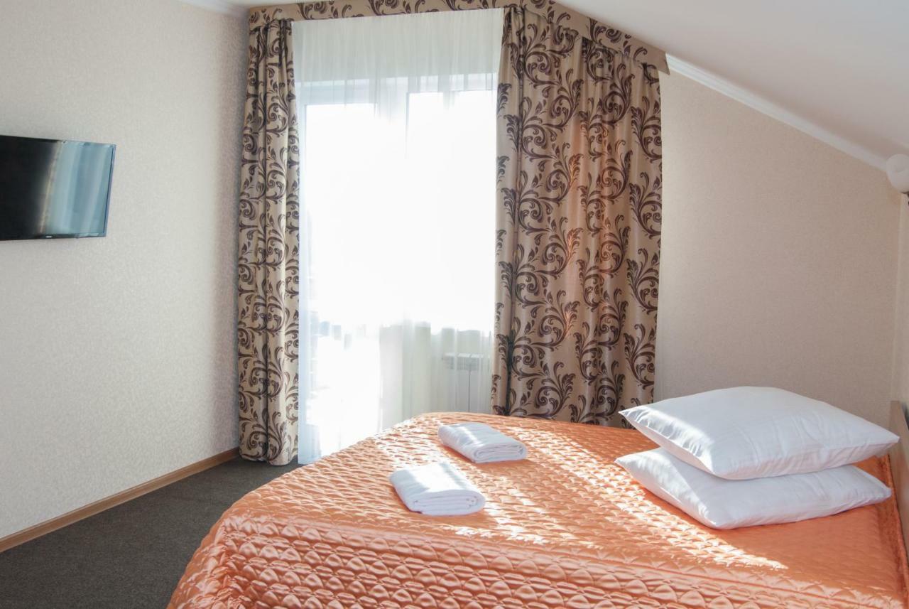 Veles Hotel Бровари Екстериор снимка