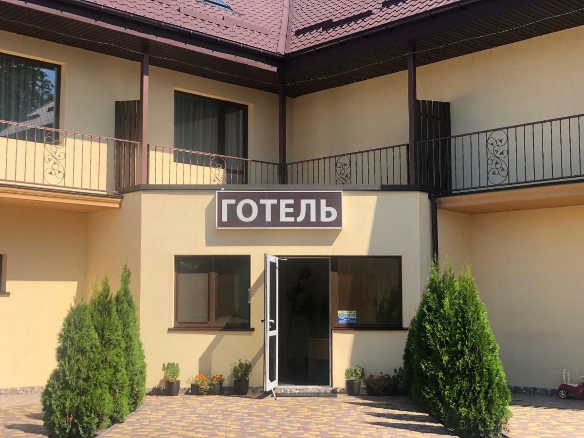 Veles Hotel Бровари Екстериор снимка