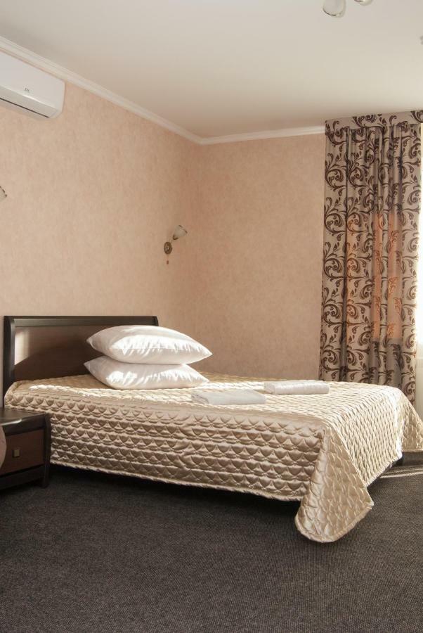 Veles Hotel Бровари Екстериор снимка