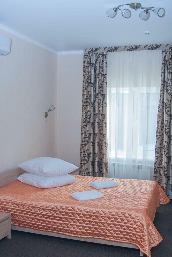 Veles Hotel Бровари Екстериор снимка