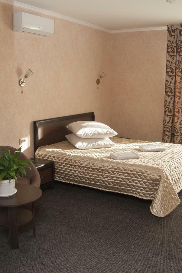 Veles Hotel Бровари Екстериор снимка