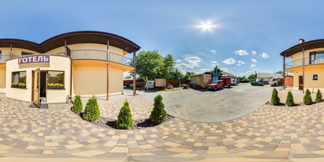 Veles Hotel Бровари Екстериор снимка